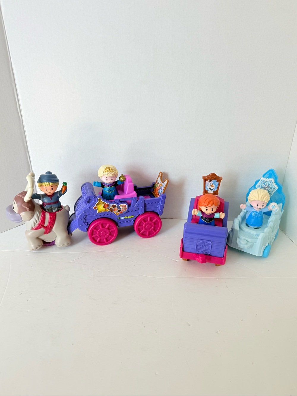 Fisher Price Little People Disney Frozen Sven Wagon with Parade Floats & Figures